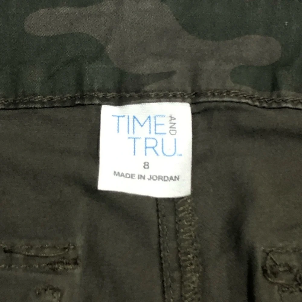 Time and Tru Women's Green Camo Cargo Capri Pants Size 8